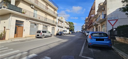 P  R  E  Z  Z  O    R  I  B  A  S  S  A  T  O  -  Locale commerciale tre vetrine